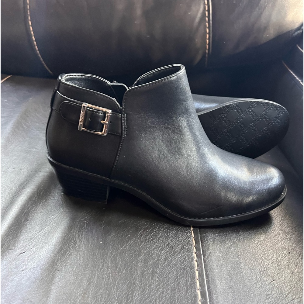 New without tags Vionic Millie Leather booties. Never worn